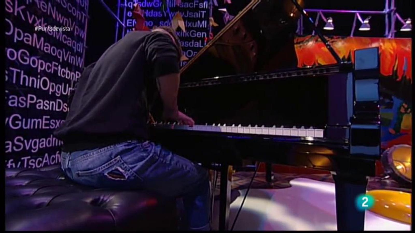 La pianista i compositora Clara Peya  visita el plató de Punts de vista per presentar-nos el seu darrer disc "Analogia de l'A-Mort".