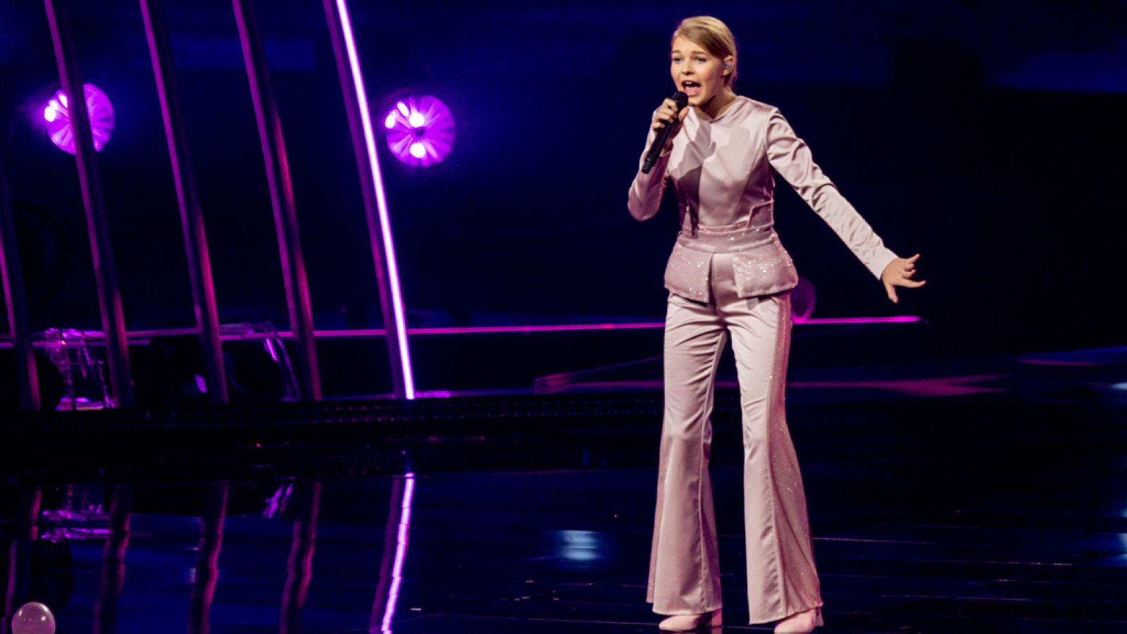 Eurovisión Junior 2019 - Sofia Ivanko de Ucrania canta "Koli Zdaetsya"