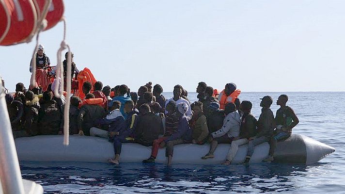 Telediario 1 - El Ocean Viking desembarca en Sicilia a los 213 inmigrantes que había rescatado