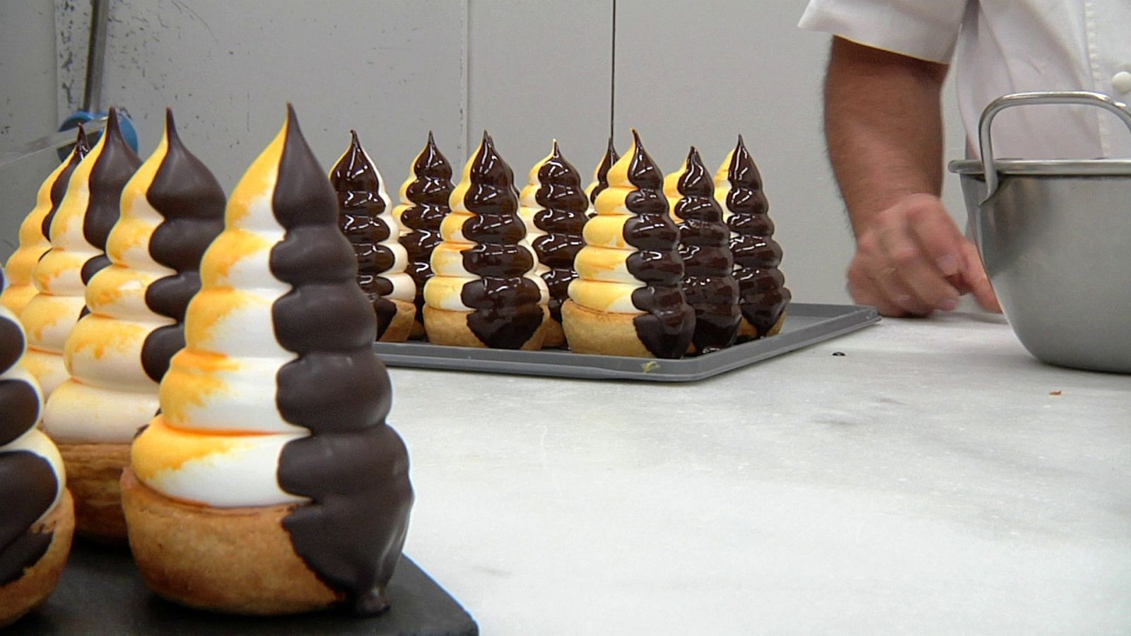 Descubrimos las carolinas, unos exquisitos dulces con merengue - Aquí la Tierra | Ver