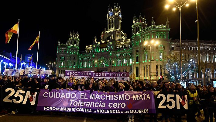 Telediario 1 - Decenas de miles de personas recorren las calles de España en contra de la violencia machista