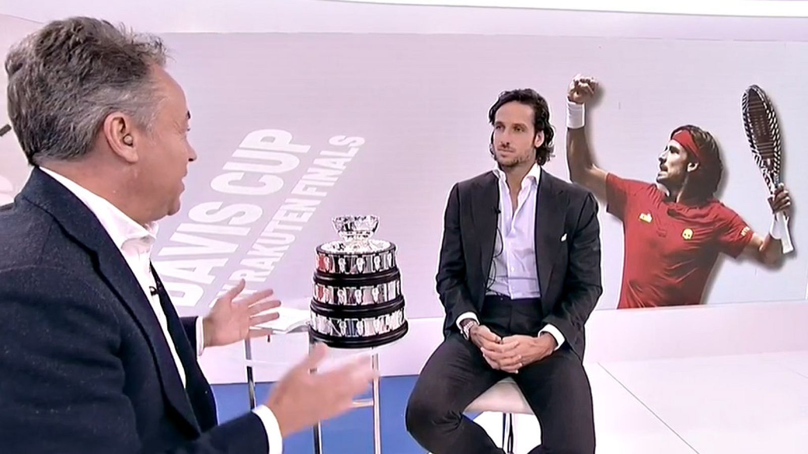 El tenista, flamante vencedor de su quinta Copa Davis, exhibe la réplica de su ensaladera en el Telediario de TVE.