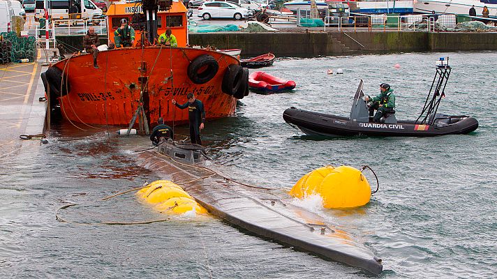 Telediario 1 - El submarino cargado con droga llega al puerto de Aldán, en Pontevedra