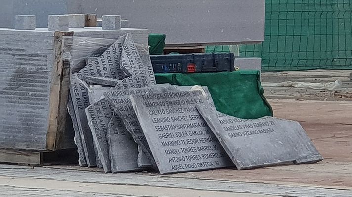 Telediario 1 - Denuncian al Ayuntamiento de Madrid por retirar placas de fusilados por el franquismo del cementerio de La Almudena