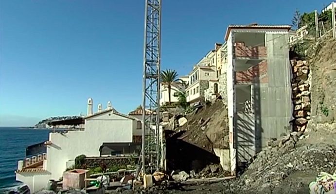 Telediario 1 - Un corrimiento de tierra deja casi colgando unas viviendas en Almuñecar