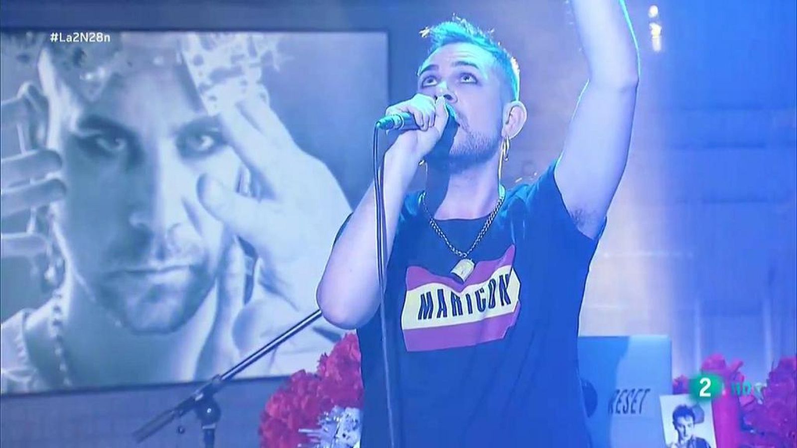 Alan Neil interpretra "EL DESARRAIGO" en La 2 Noticias