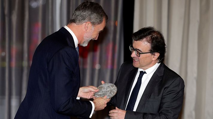 Informativo 24h - Felipe VI  elogia al escritor Javier Cercas por huir "de la equidistancia entre Estado de  Derecho y quienes pretenden destruirlo"