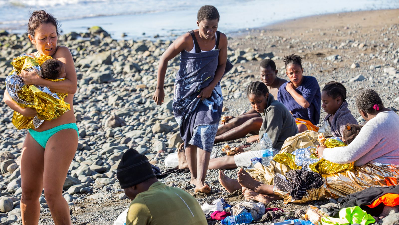 Llegan 24 inmigrantes exhaustos a una playa de Gran Canaria y son atendidos por algunos bañistas