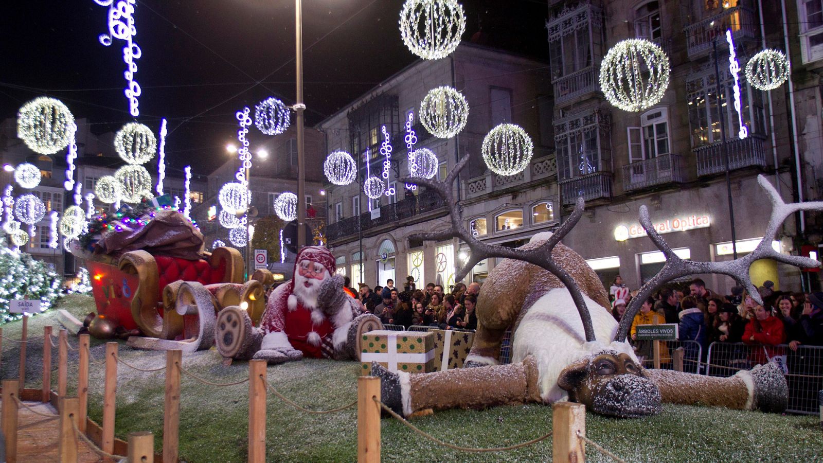 Luces, colores, música... el 'marketing' navideño fomenta el consumo