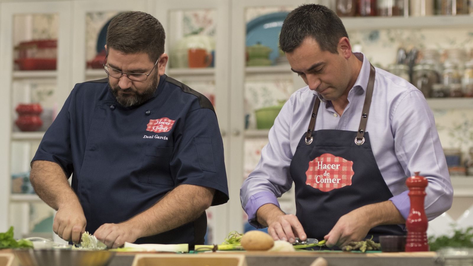 Hacer de comer - Sopa de espárragos y conejo a la mostaza - ver ahora