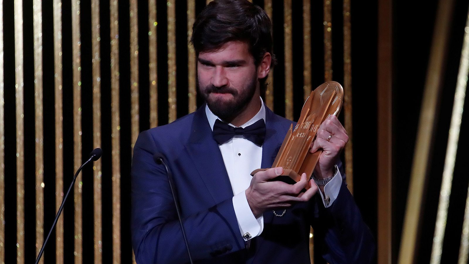 El meta brasileño Alisson ha conquistado el primer premio Yashin de la historia, que se otorga al mejor portero del año. El guardameta fue pieza fundamental en la gran temporada del Liverpool.