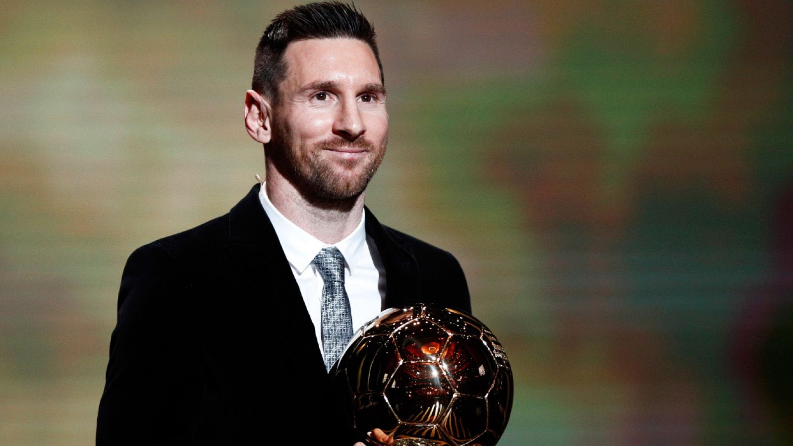 Messi recibe su sexto Balón de Oro de Modric