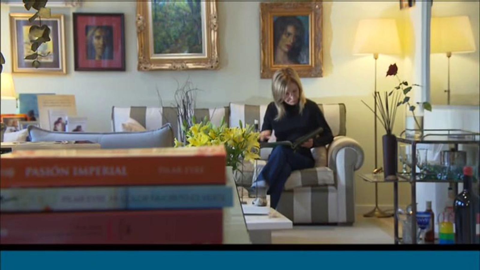 L'escriptora i periodista Pilar Eyre llegint al sofà de casa seva