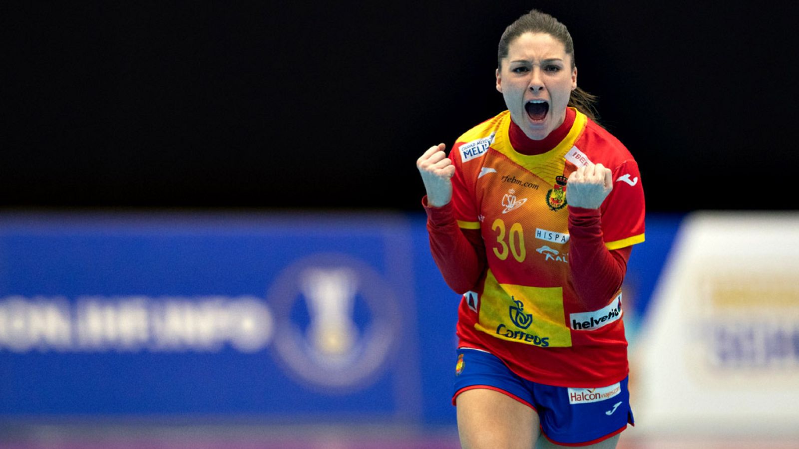 La selección española femenina de balonmano ha logrado una agónica  victoria ante Montenegro (27-26) que le permite pasar invicta a la  segunda fase en el Mundial de Japón, después de cosechar cinco  triunfos en otros tantos encuentros disputados.