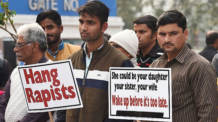 Telediario 1 - La policía india mata a cuatro hombres por una violación