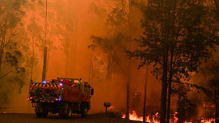 Telediario 1 - 2.000 bomberos luchan contra los voraces incendios en Australia