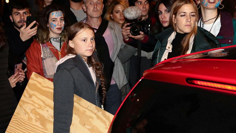 Greta Thunberg abandona, entre aplausos, la "Marcha del Clima" en un vehculo elctricopor recomendacin de las fuerzas de seguridad, ante la imposibilidad de avanzar a pie debido a la masiva afluencia de personas. La joven acudir directamente a Nu