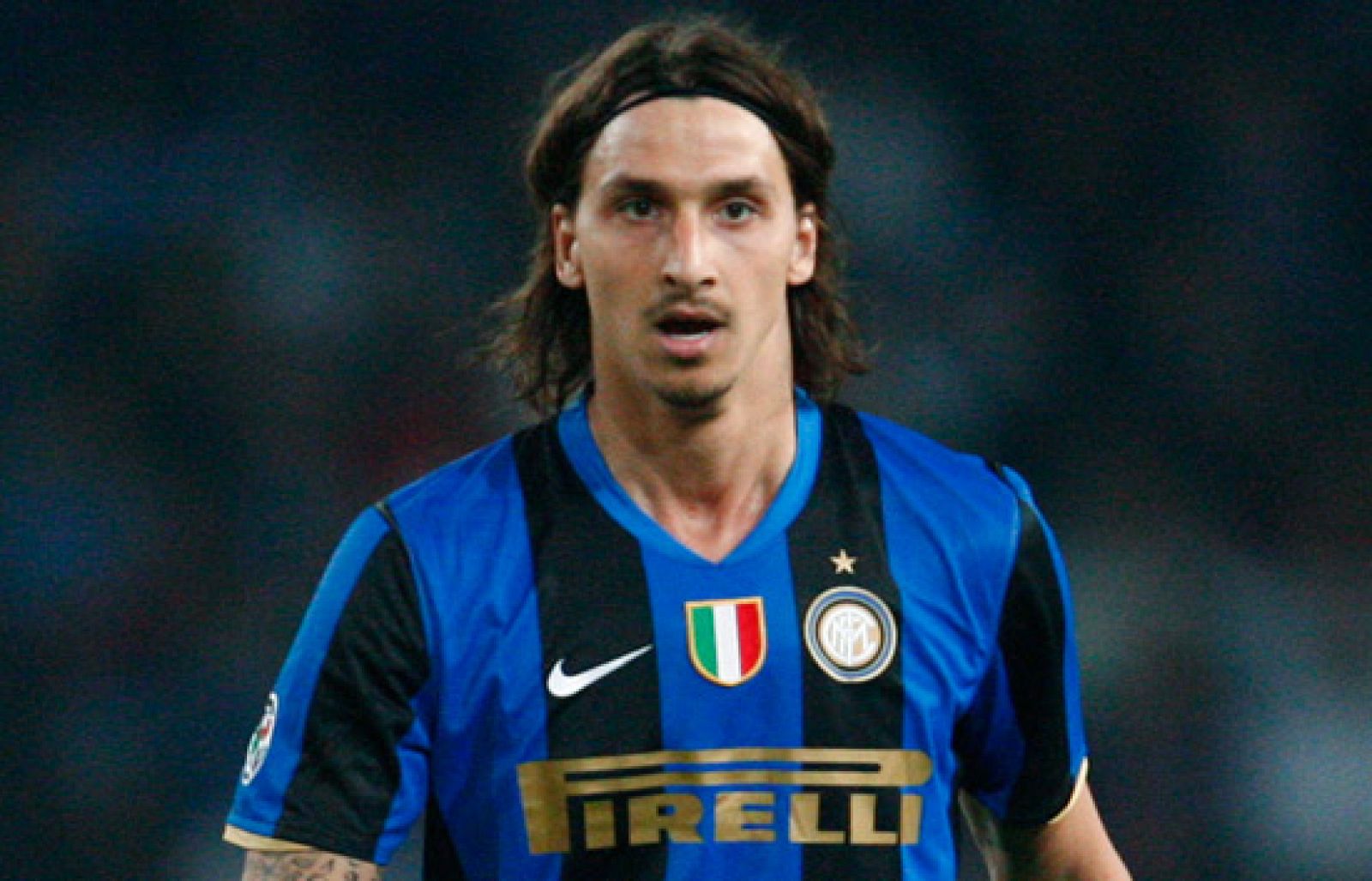 El delantero que quería el Barça ya tiene nombre: Zlatan Ibrahimovic. El Barça se ha hecho con los servicios del sueco a cambio de Samuel Eto'o, 40 millones de euros y la cesión de un año de Hleb.