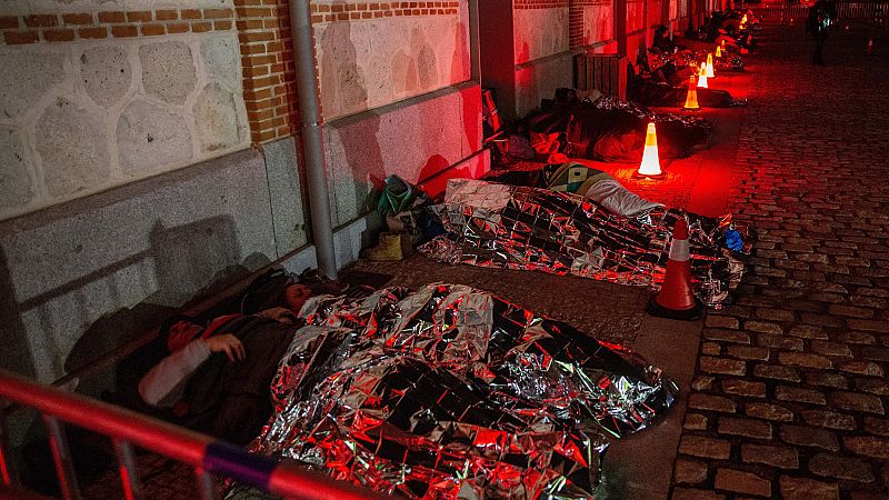 Cientos de personas duermen a la intemperie en Madrid para visibilizar el drama de los sintecho - Ver ahora