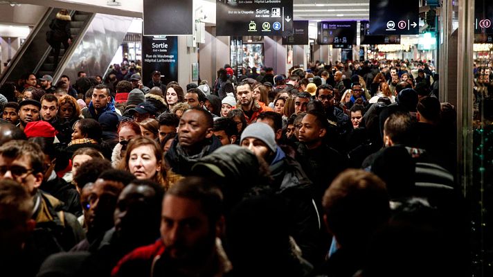 Telediario 1 - Caos circulatorio en París en la quinta jornada de huelga de transporte por la reforma de las pensiones