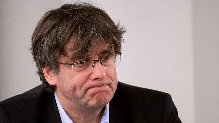 Informativo 24h - Un grupo de personas increpan a Carles de Puigdemont en Bruselas
