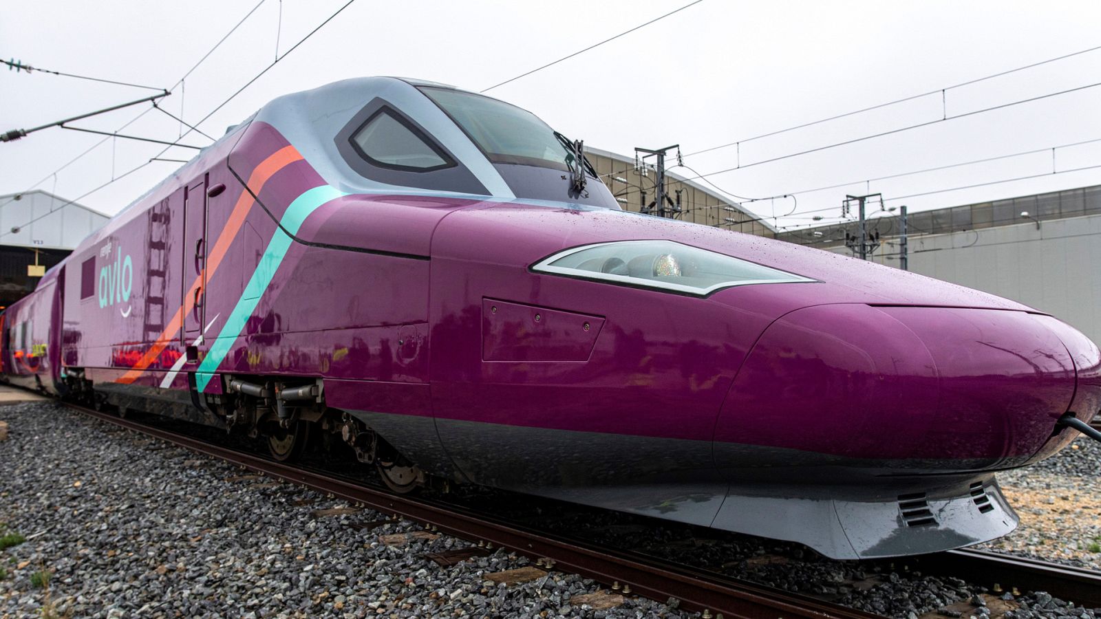 El AVE 'low cost' de Renfe se llamará AVLO, será de color morado y empezará a funcionar el 6 de abril