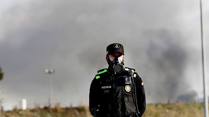Telediario 1 - Un incendio industrial en Montornès obligar a confinar a los vecinos y contamina el río Besòs
