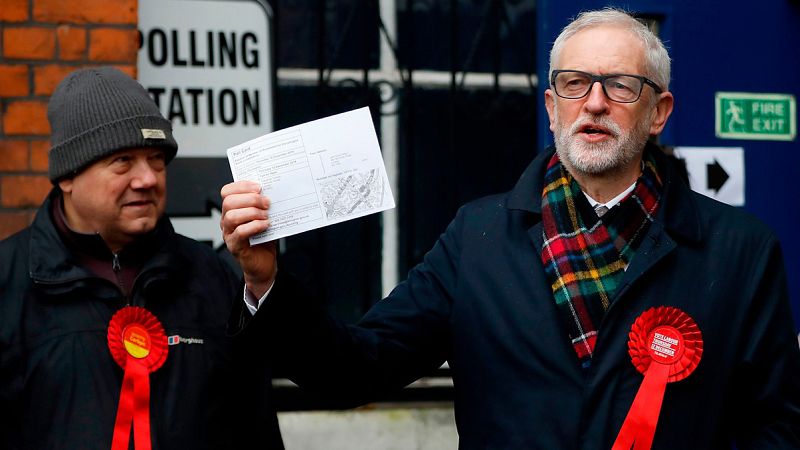 El lder laborista, Jeremy Corbyn, vota en unas elecciones clave para el 'Brexit'