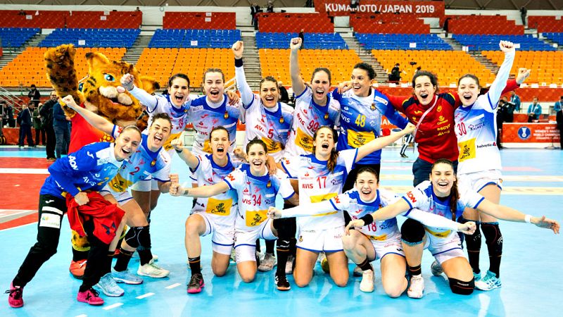La selecci�n espa�ola femenina de balonmano hizo historia este  viernes al clasificarse para la final del Mundial de Jap�n y lo logr�  adem�s con mucha autoridad tras batir por 22-28 a la todopoderosa  Noruega, hist�rica 'bestia negra', domada por un