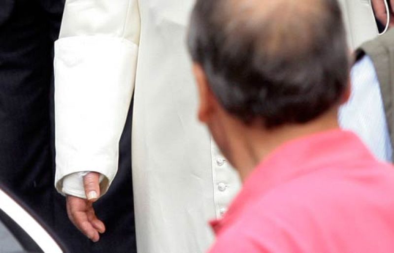El Papa, operado de una fractura en la muñeca