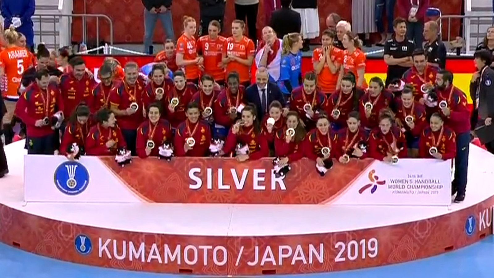 Las jugadoras de la selección española de balonmano femenino hace historia al colgarse por primera vez una medalla de plata en un Mundial de balonmano.
