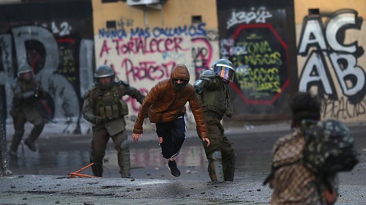 Telediario 1 - Un grupo de jóvenes explica a través del arte urbano la realidad chilena