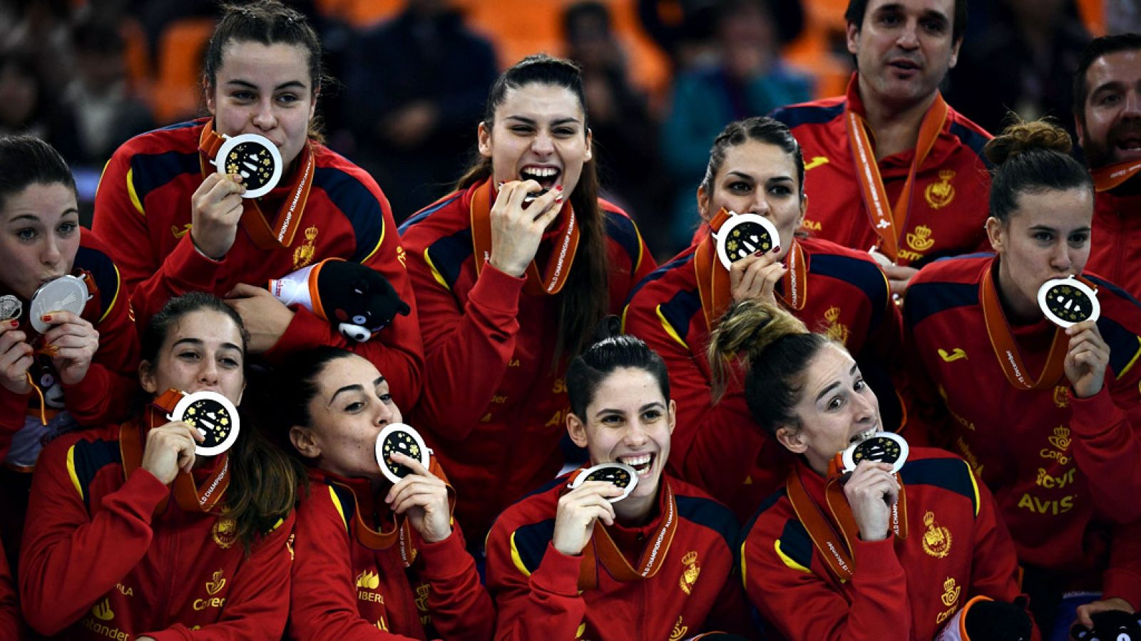 La selección española femenina de balonmano no pudo culminar el sueño y tuvo que conformarse con la medalla de plata en el Mundial de Japón, tras perder este domingo por 29-30 ante los Países Bajos con un gol de penalti en el último segundo de Lois A