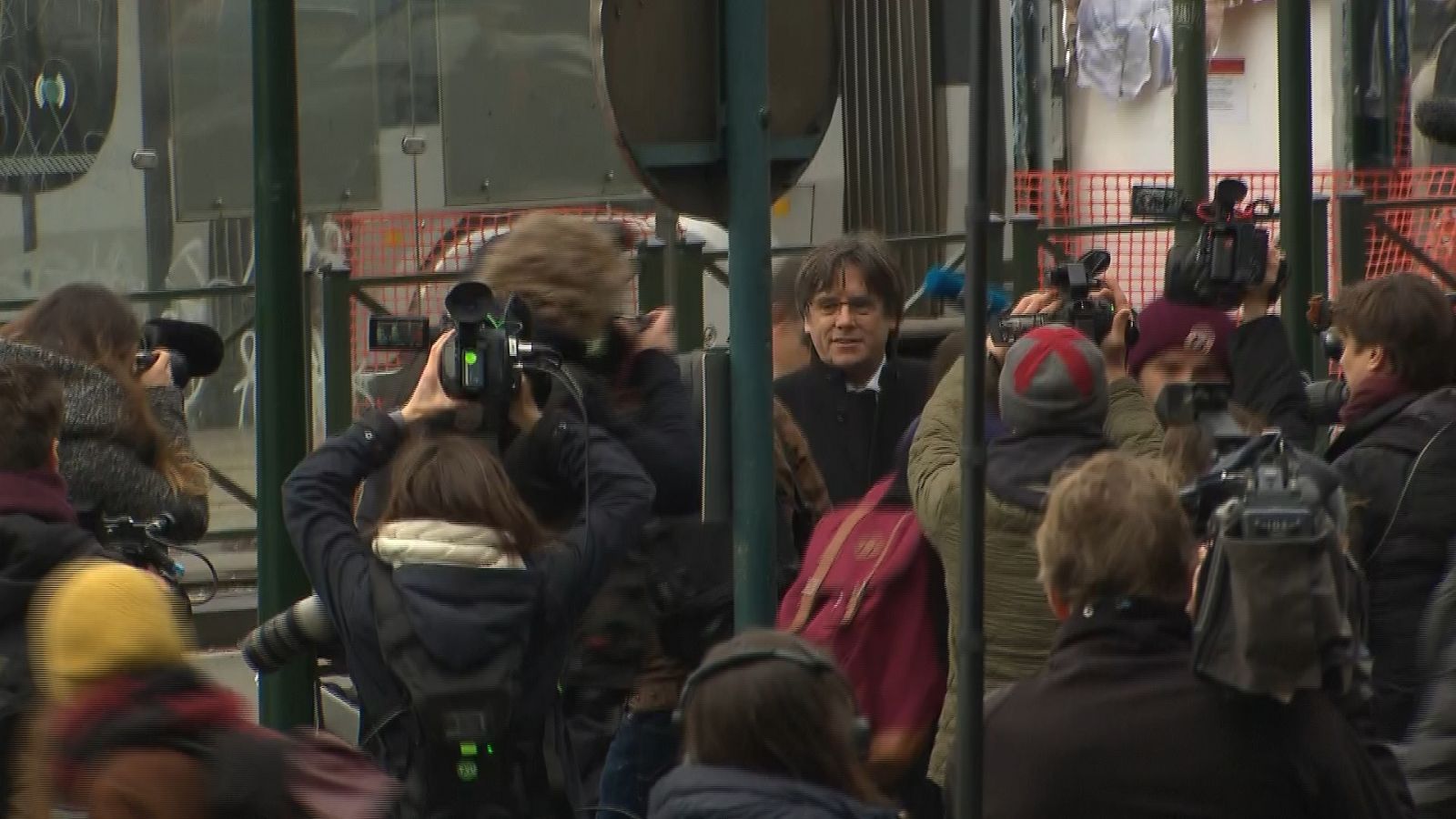 Puigdemont llega al tribunal belga que tiene que decidir sobre las euroórdenes dictadas contra él, Comín y Puig