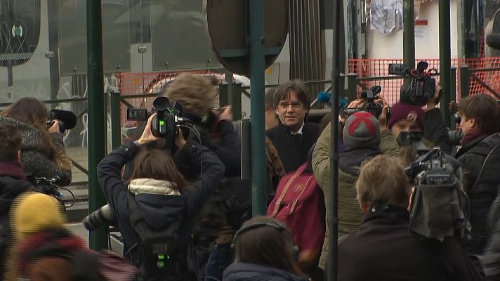 Informativo 24h - Puigdemont llega al tribunal belga que tiene que decidir sobre las euroórdenes dictadas contra él, Comín y Puig