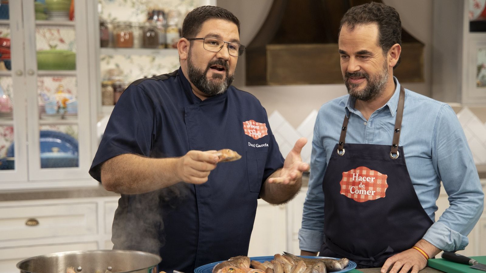 Hacer de comer - Bullabesa marsellesa y peras en hojaldre con nueces - ver ahora