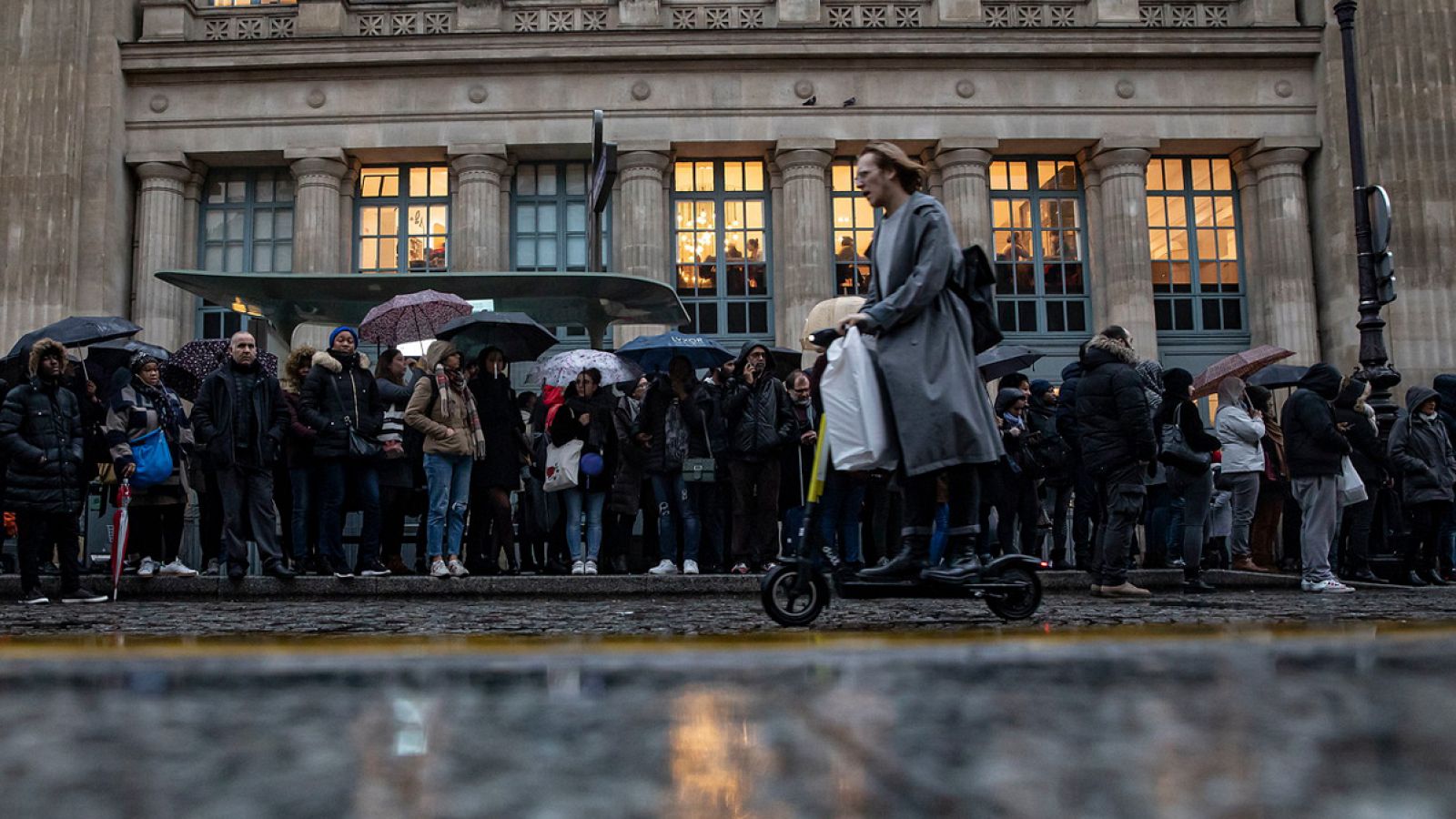 Los parisinos se enfrentan al caos en los transportes por la continuación de la huelga contra la reforma de las pensiones