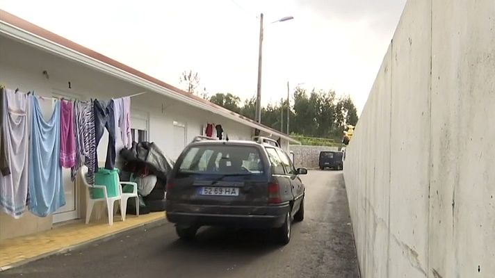 Telediario 1 - El "muro de la vergüenza" portugués deja aislado a un barrio gitano en Leiría