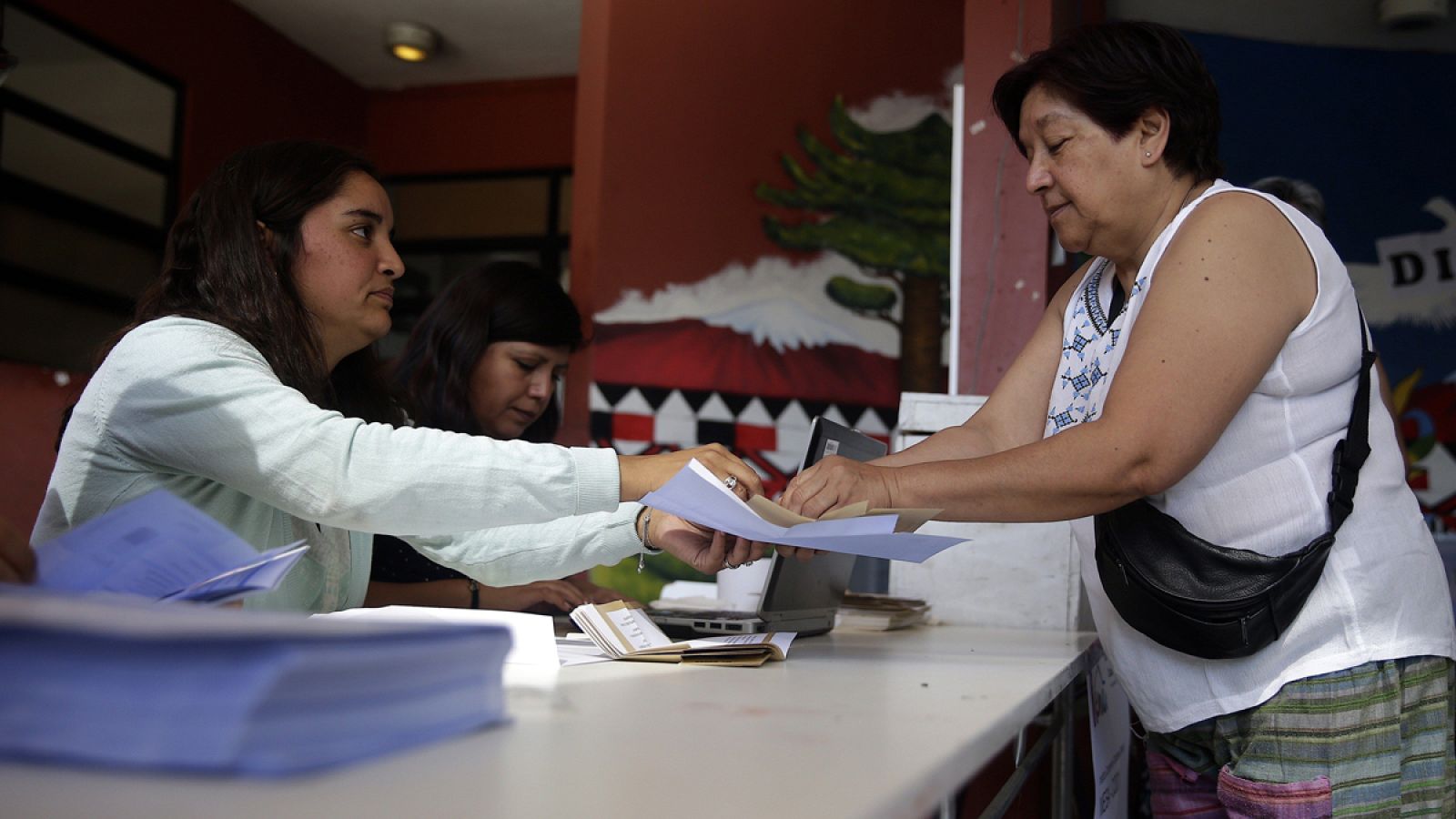 Chile realiza una consulta ciudadana sobre su nueva Constitución y la agenda social | Ver