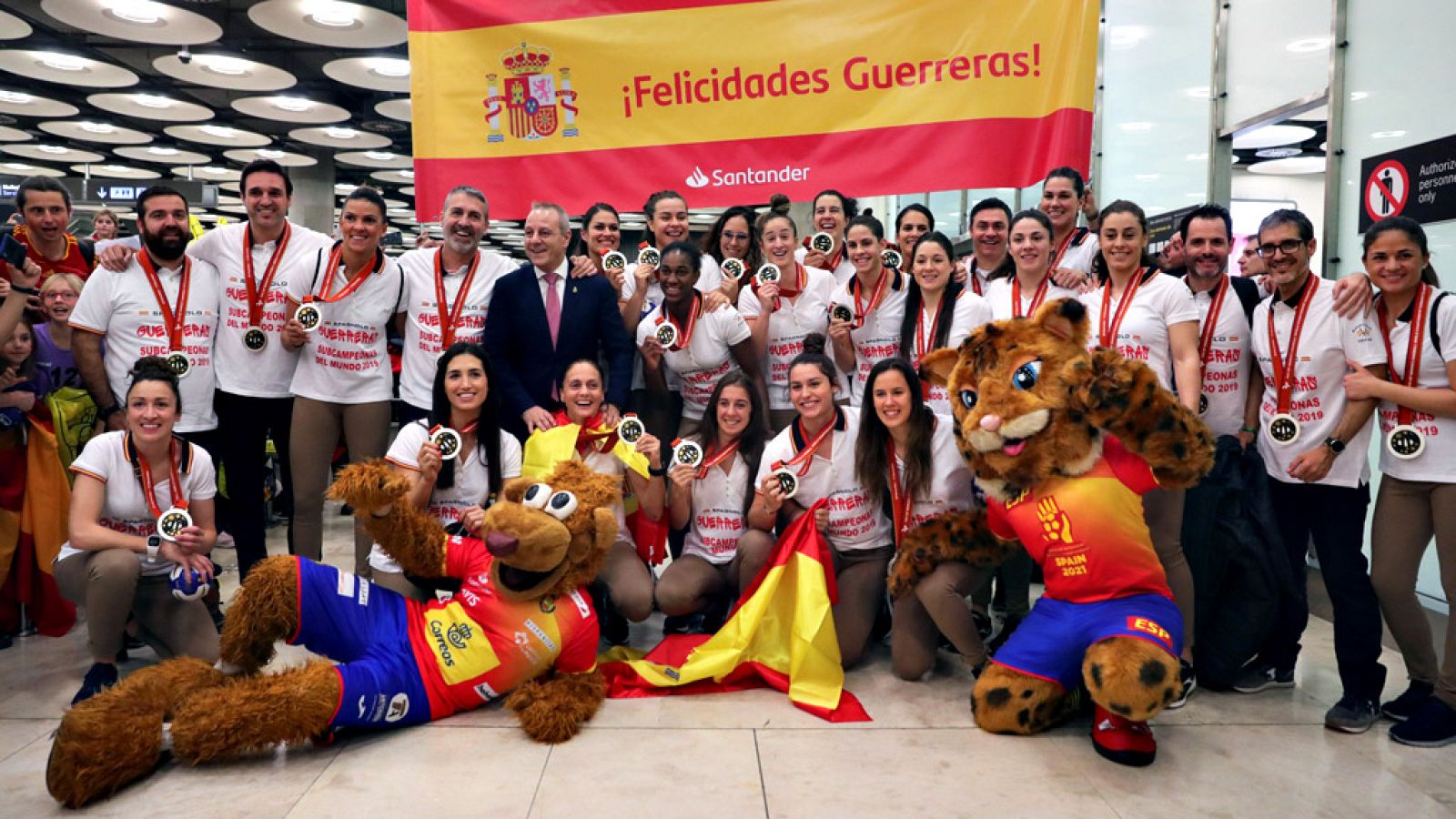 La selección española femenina de balonmano, medalla de plata en el Campeonato del Mundo en Japón, tuvo este lunes un gran recibimiento a su llegada al aeropuerto Madrid Barajas-Adolfo Suárez, donde le esperaban cientos de aficionados y aficionadas (