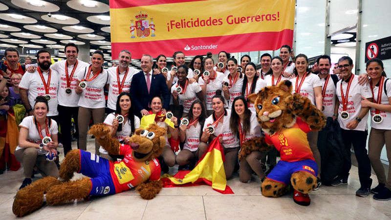 La selecci�n espa�ola femenina de balonmano, medalla de plata en el Campeonato del Mundo en Jap�n, tuvo este lunes un gran recibimiento a su llegada al aeropuerto Madrid Barajas-Adolfo Su�rez, donde le esperaban cientos de aficionados y aficionadas (