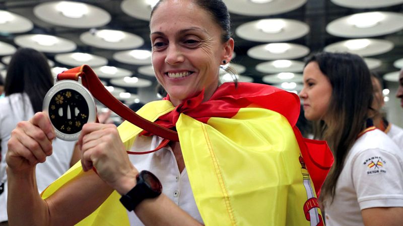 A pesar del largo traslado, las jugadoras de la selección española celebraron en Madrid el triunfo histórico cosechado en el Mundial de Japón 2019.