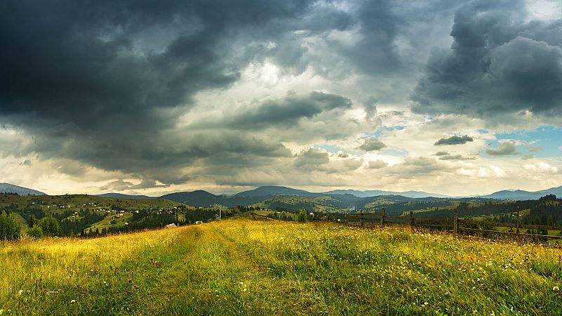 Precipitaciones localmente fuertes en el noroeste peninsular y viento fuerte en el sistema Central - ver ahora
