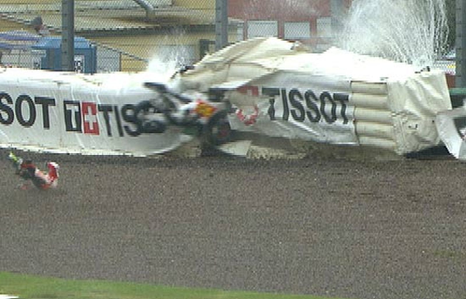 La lluvia ha provocado numerosas caídas en Sachsenring, todas sin mayores consecuencias. Las más espectaculares, las de Elías y Nicky Hayden.