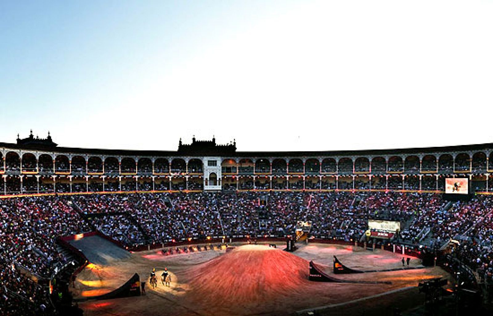 Las motos han tomado la plaza de toros de Las Ventas de Madrid.