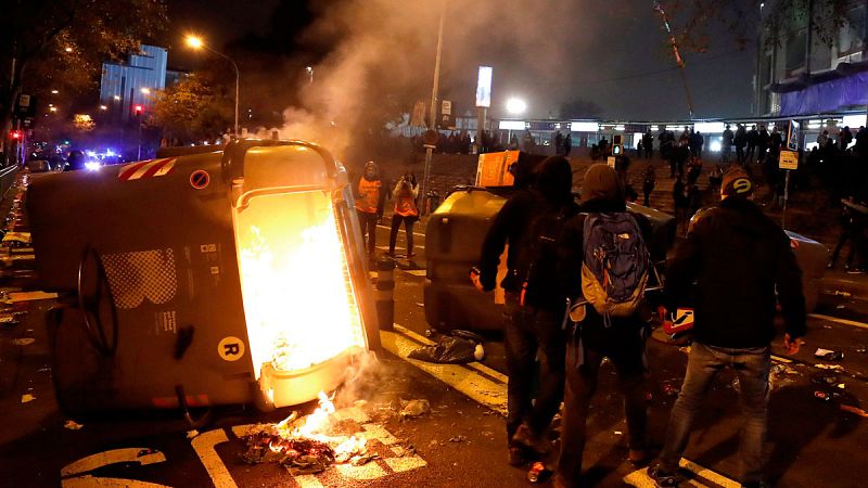 Arrojan objetos a los vehículos policiales de los Mossos