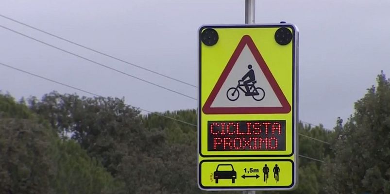 Telediario 1 - Un sistema detecta si hay ciclistas en la vía
