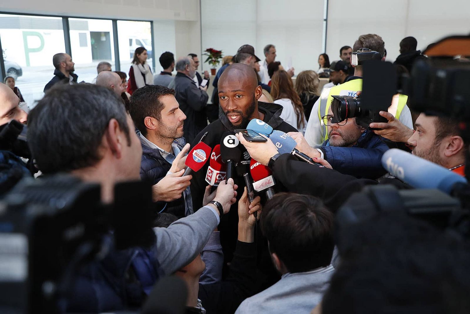 La plantilla del Valencia se vuelca con los niños hospitalizados | Ver