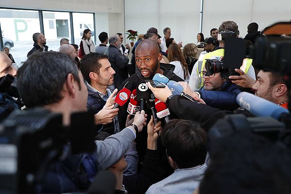 Telediario 1 - La plantilla del Valencia se vuelca con los niños hospitalizados