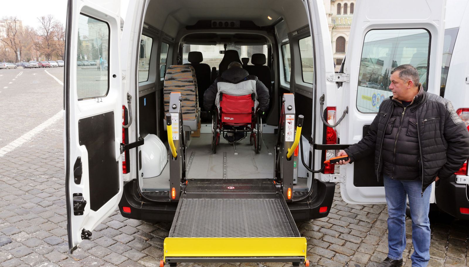 Más de 400.000 familias esperan las ayudas por cuidar de personas dependientes - RTVE.es | Ver